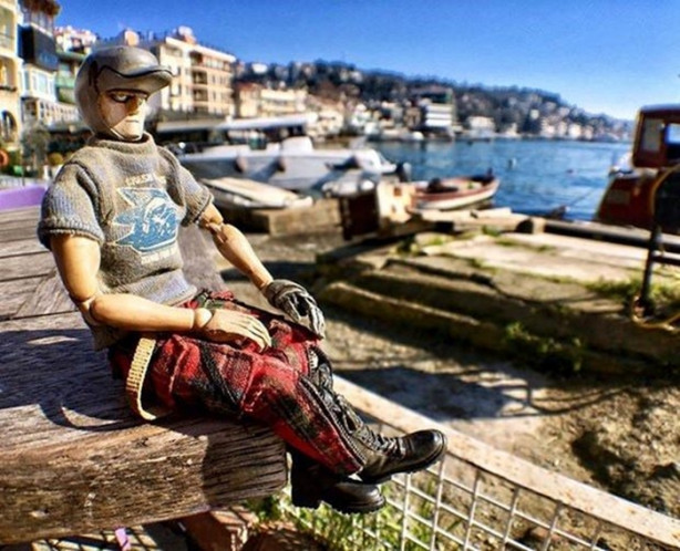 Foto - Oyuncaklarıyla dünyayı geziyor