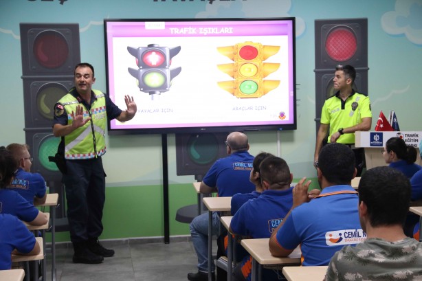 Foto - Özel bireyler trafik kurallarını eğlenerek öğreniyor