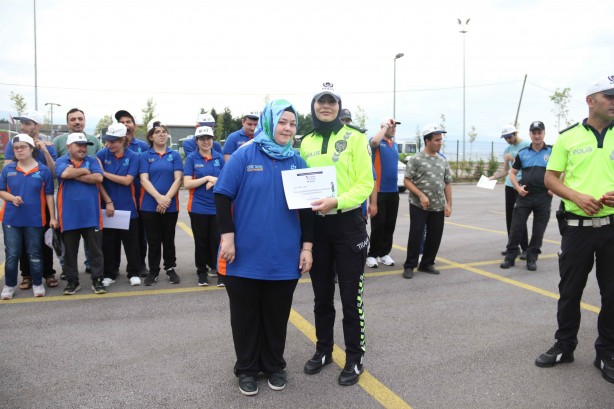 Foto - Özel bireyler trafik kurallarını eğlenerek öğreniyor