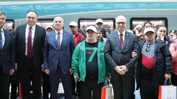 Özel gereksinimli 34 kişi, YHT heyecanı yaşadı