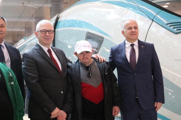 Foto - Özel gereksinimli 34 kişi, YHT heyecanı yaşadı