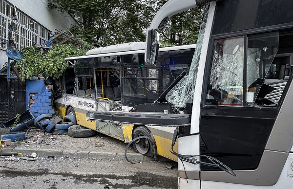 Özel halk otobüsü, servis aracına çaptı