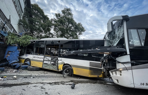 Foto - Özel halk otobüsü, servis aracına çaptı