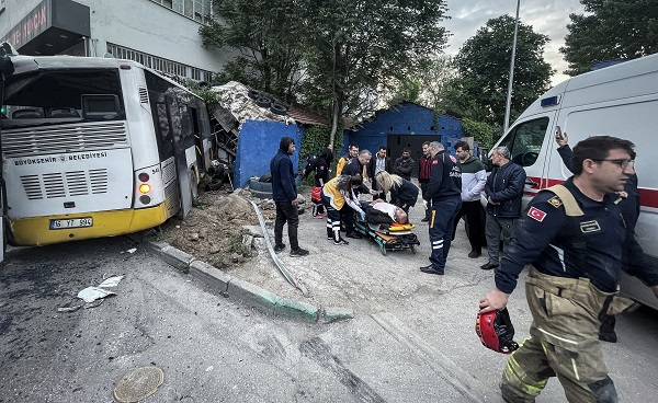 Foto - Özel halk otobüsü, servis aracına çaptı