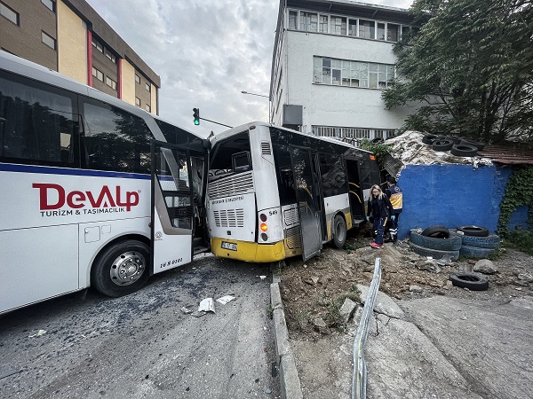 Foto - Özel halk otobüsü, servis aracına çaptı
