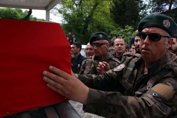Özel harekat polisinin kolundaki ayet