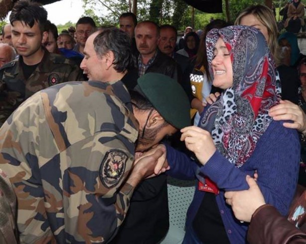 Foto - Özel harekat polisinin kolundaki ayet
