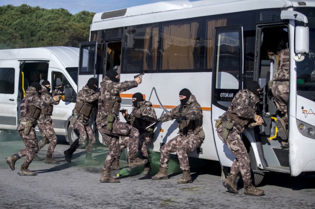 Foto - Özel Harekat'ın tatbikatından nefes kesen kareler!