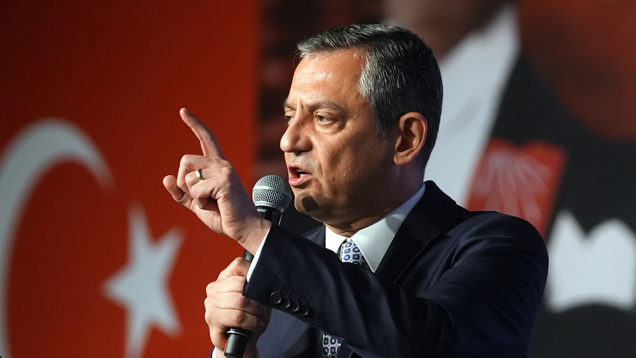 Foto - Özgür Özel yine ağzını bozdu: CHP’li Başkan köşeye sıkıştıkça sağa sola sataşıyor!