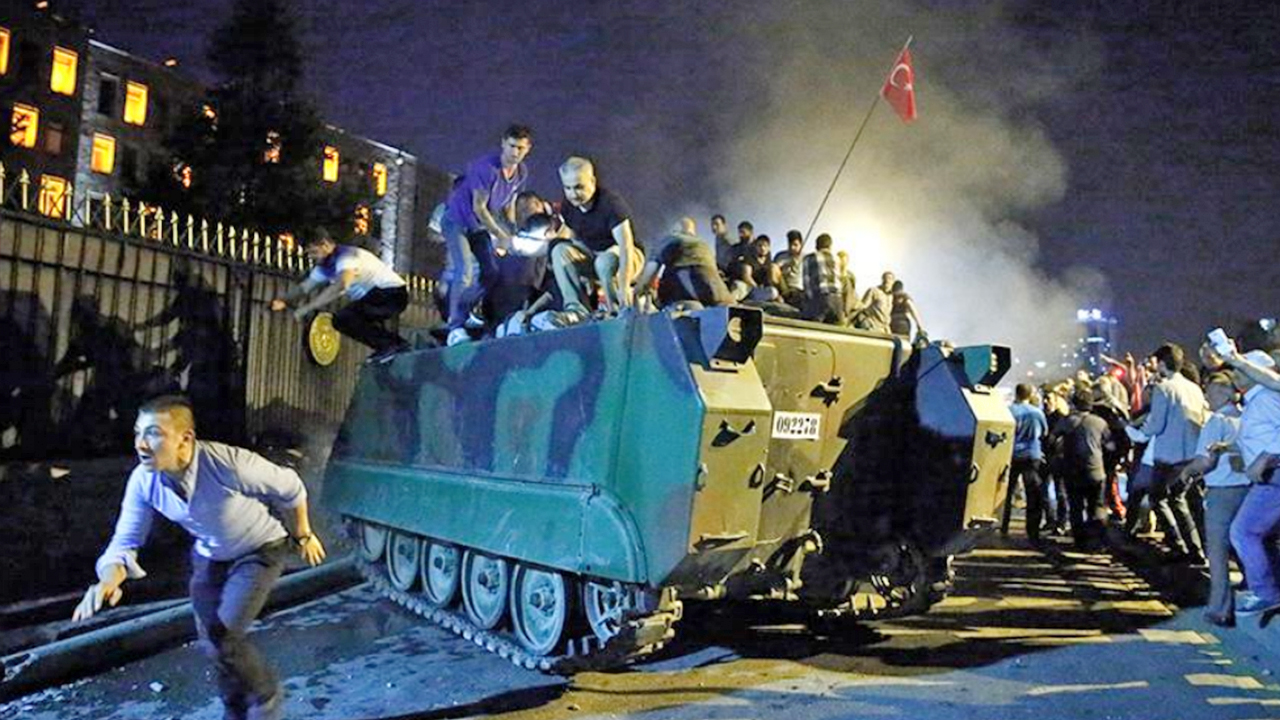 Foto - Özel’in, 15 Temmuz Darbesi’yle ilgili itirafı mercek altında: Atatürkçü darbeci subaylar için hâlâ suç duyurusunda bulunulmadı: İtirafının gereğini yap!