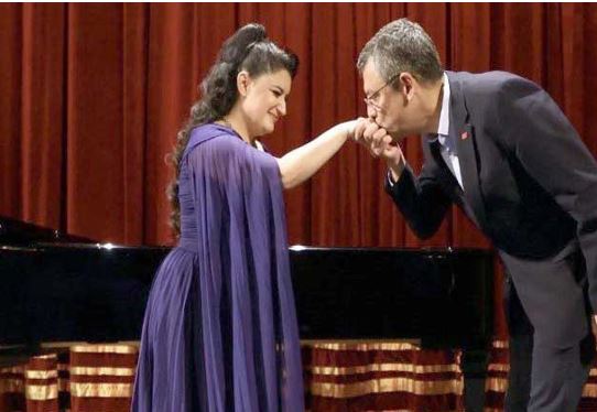 Foto - Özgür Özel elini öpmüştü! Pervin Chakar'dan skandal paylaşım!