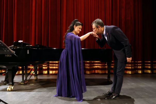 Özgür Özel elini öpmüştü! Pervin Chakar'dan skandal paylaşım!