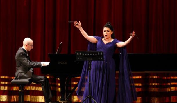 Foto - Özgür Özel elini öpmüştü! Pervin Chakar'dan skandal paylaşım!