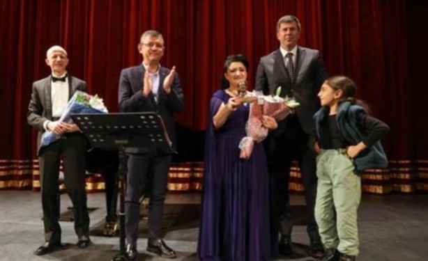 Foto - Özgür Özel elini öpmüştü! Pervin Chakar'dan skandal paylaşım!