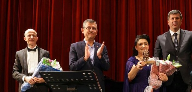 Foto - Özgür Özel elini öpmüştü! Pervin Chakar'dan skandal paylaşım!