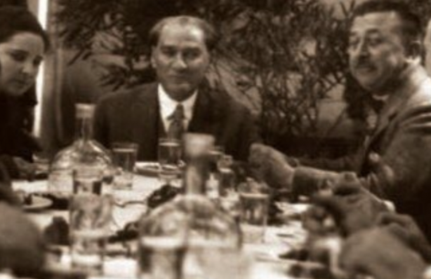 Foto - Özgür Özel: 'Her akşam arkadaşlarla kafayı çekerim! Ben rakı içtiğimi gizlemem’