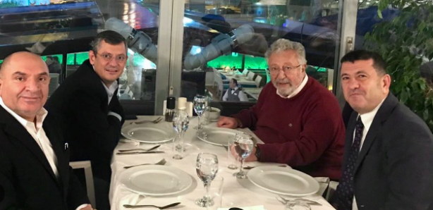 Foto - Özgür Özel: 'Her akşam arkadaşlarla kafayı çekerim! Ben rakı içtiğimi gizlemem’