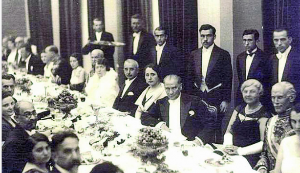 Foto - Özgür Özel: 'Her akşam arkadaşlarla kafayı çekerim! Ben rakı içtiğimi gizlemem’