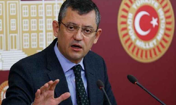 Foto - Özgür Özel: 'Her akşam arkadaşlarla kafayı çekerim! Ben rakı içtiğimi gizlemem’