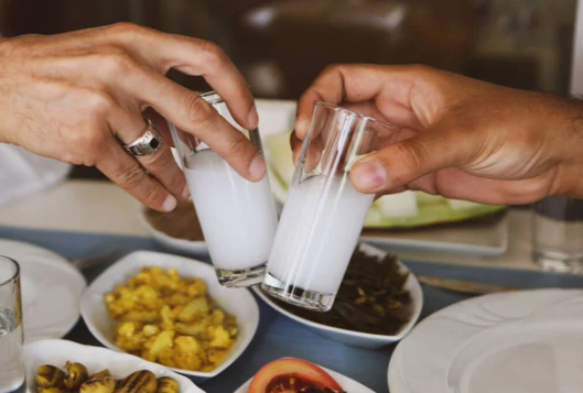 Foto - Özgür Özel: 'Her akşam arkadaşlarla kafayı çekerim! Ben rakı içtiğimi gizlemem’