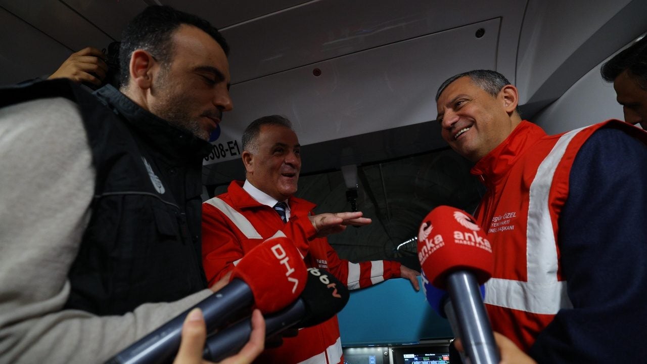 Foto - Özgür Özel İstanbullularla kafa buldu! Ekrem, Erdoğan’dan 10 kat fazla metro yapmış