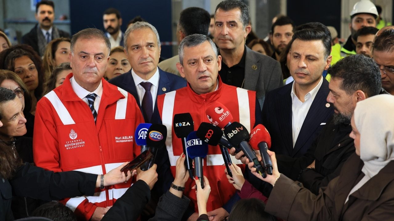 Foto - Özgür Özel İstanbullularla kafa buldu! Ekrem, Erdoğan’dan 10 kat fazla metro yapmış