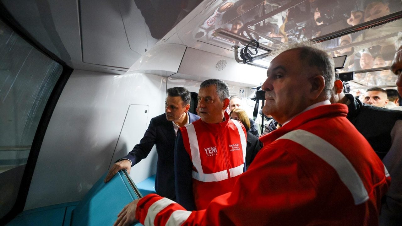 Özgür Özel İstanbullularla kafa buldu! Ekrem, Erdoğan’dan 10 kat fazla metro yapmış