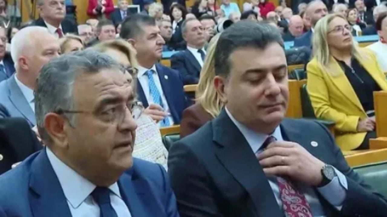 Foto - Özgür Özel kürsüdeyken kendi partisinden olay eleştiri! Kameralara yakalanan not gündem oldu