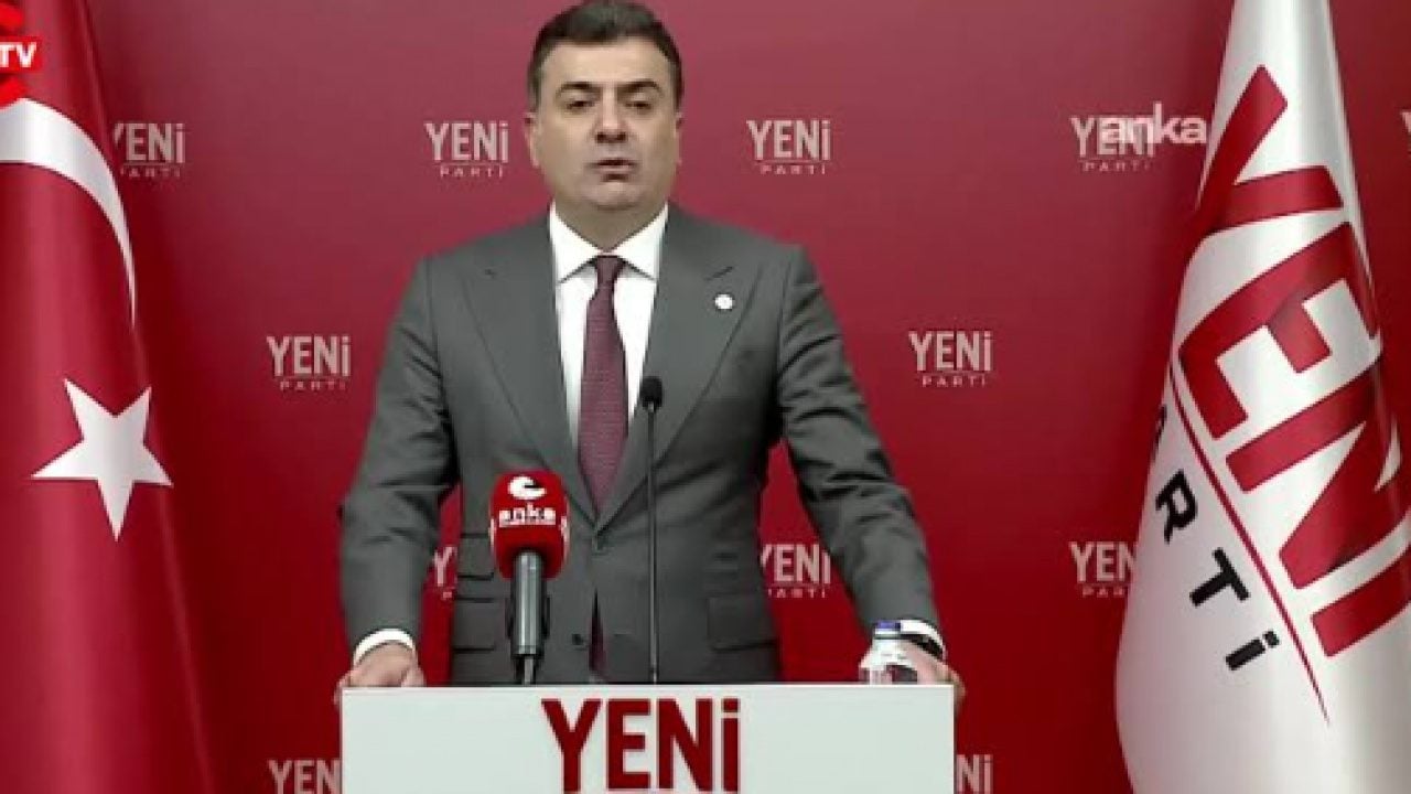 Foto - Özgür Özel kürsüdeyken kendi partisinden olay eleştiri! Kameralara yakalanan not gündem oldu