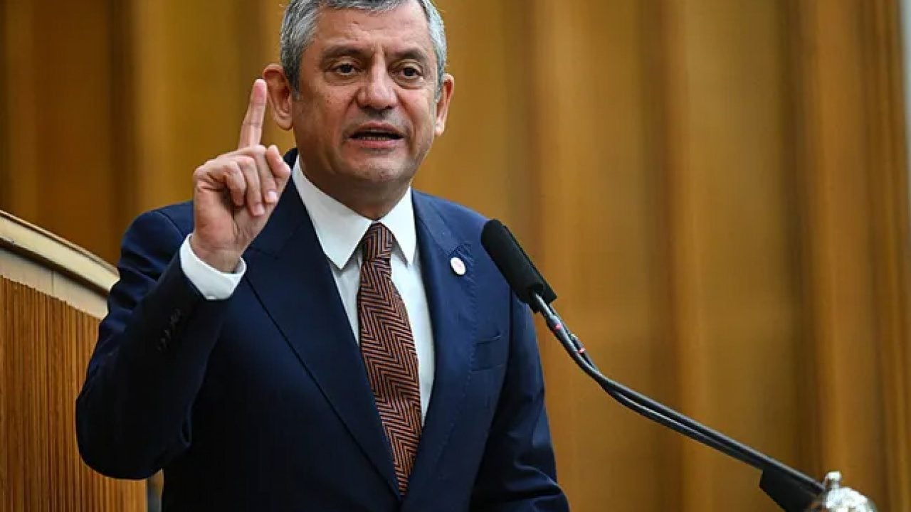 Foto - Özgür Özel kürsüdeyken kendi partisinden olay eleştiri! Kameralara yakalanan not gündem oldu