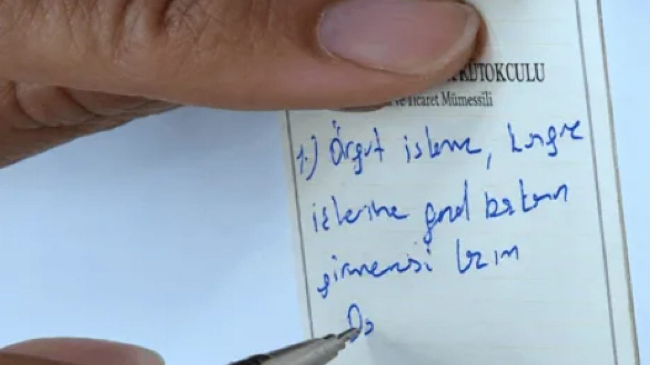 Foto - Özgür Özel kürsüdeyken kendi partisinden olay eleştiri! Kameralara yakalanan not gündem oldu