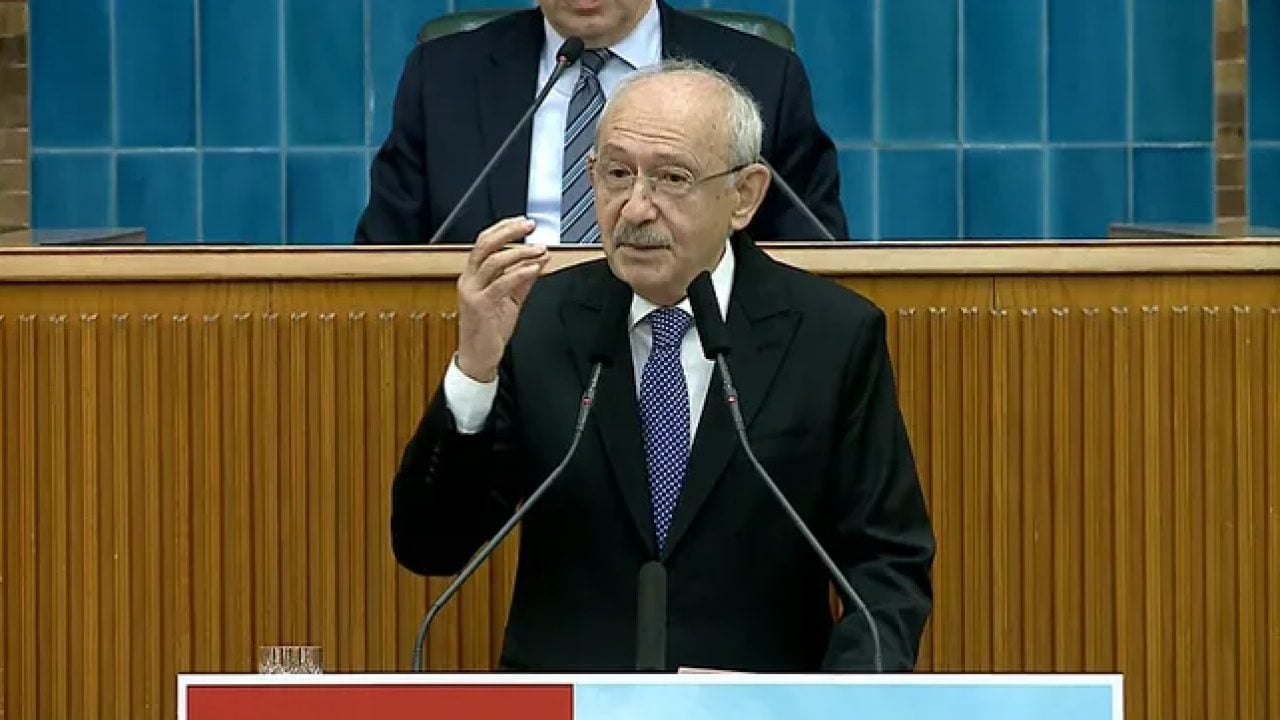 Foto - Özgür Özel kürsüdeyken kendi partisinden olay eleştiri! Kameralara yakalanan not gündem oldu