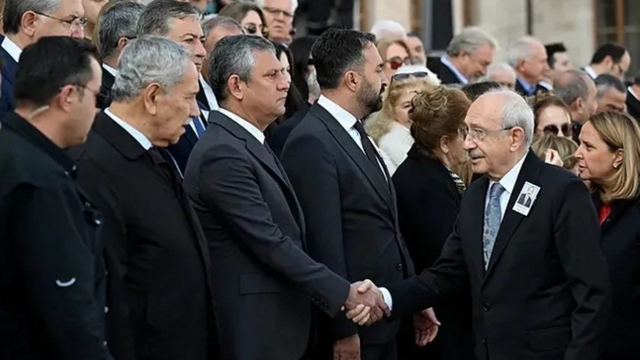 Foto - Özgür Özel kürsüdeyken kendi partisinden olay eleştiri! Kameralara yakalanan not gündem oldu