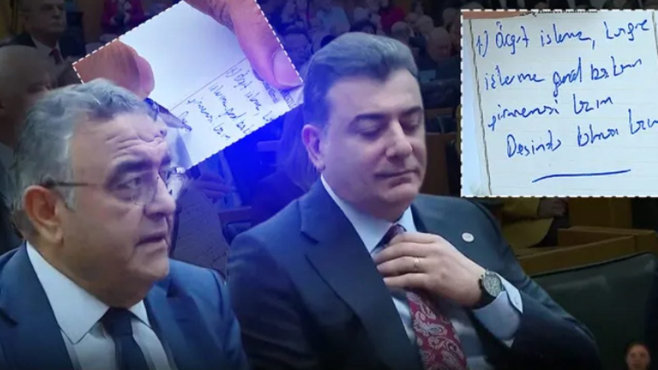 Foto - Özgür Özel kürsüdeyken kendi partisinden olay eleştiri! Kameralara yakalanan not gündem oldu