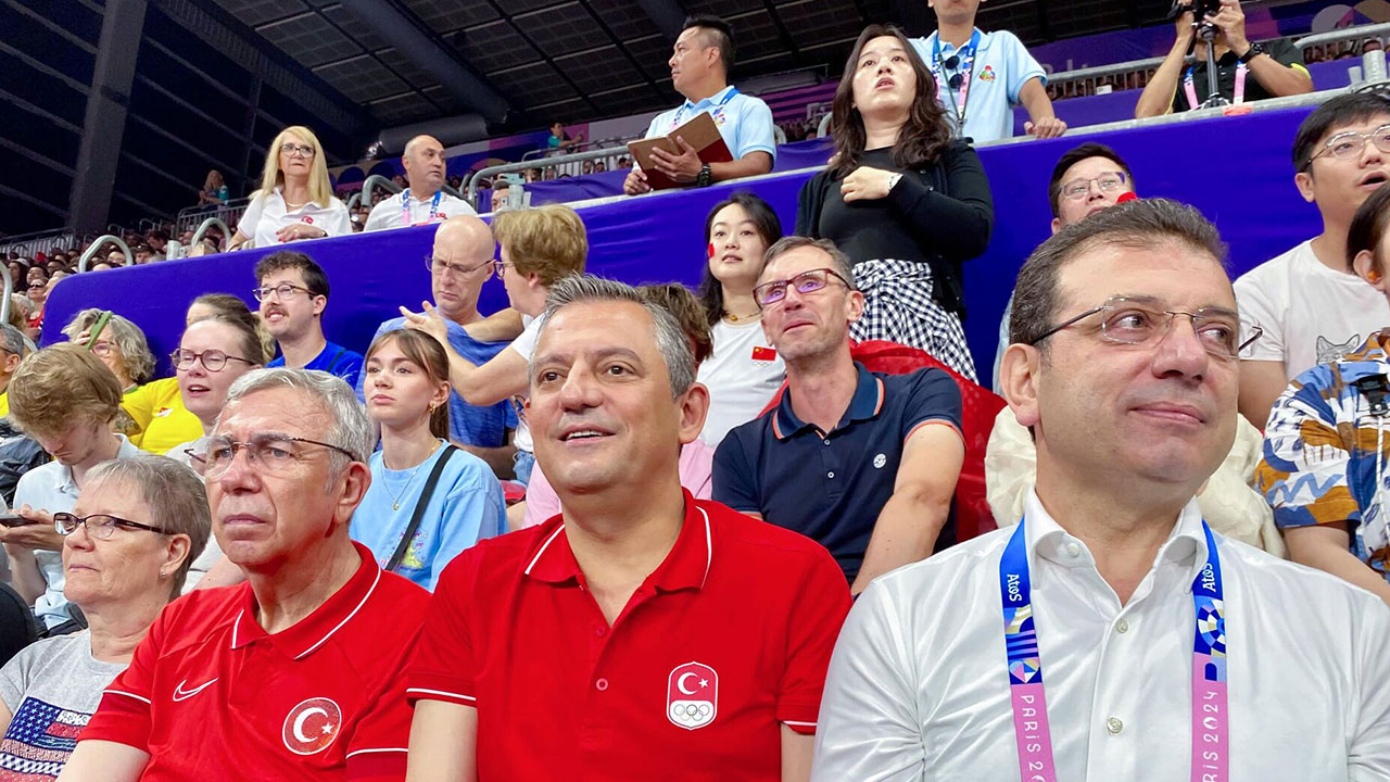 Foto - Özgür Özel salondaki o ismin yüzüne bakarak "Cumhurbaşkanı adayımız hazır" dedi! CHP karıştı