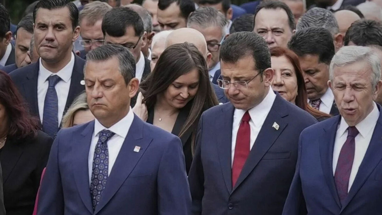 Özgür Özel salondaki o ismin yüzüne bakarak "Cumhurbaşkanı adayımız hazır" dedi! CHP karıştı