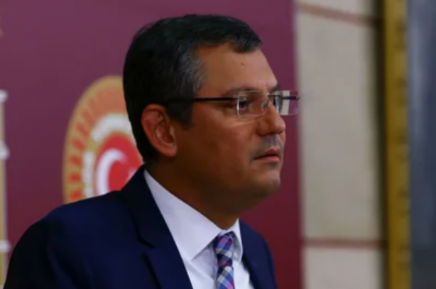 Foto - Özgür Özel’e "kahramanım" diyen Arınç faka bastı