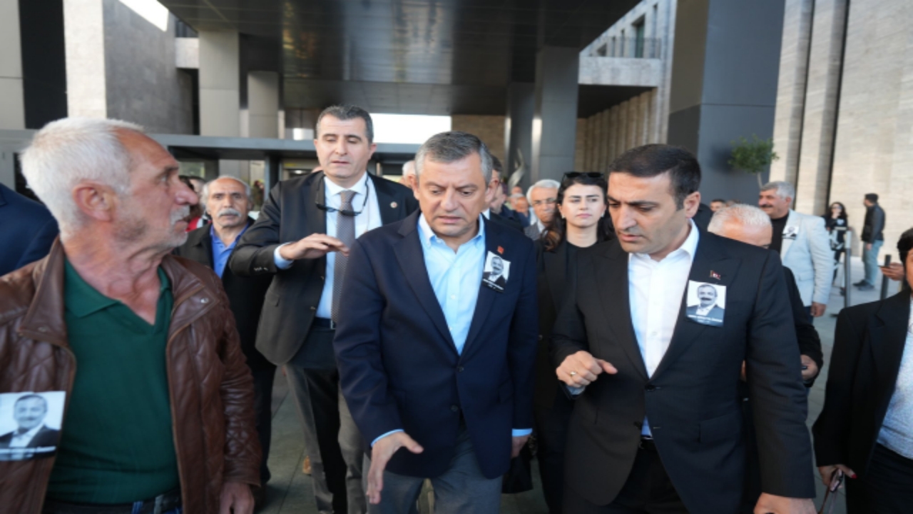 Foto - Özgür Özel’e saldıran kişiyle ilgili şok gerçek, az önce tüm Türkiye’ye duyuruldu! Meğer iki çocuğunu birden...