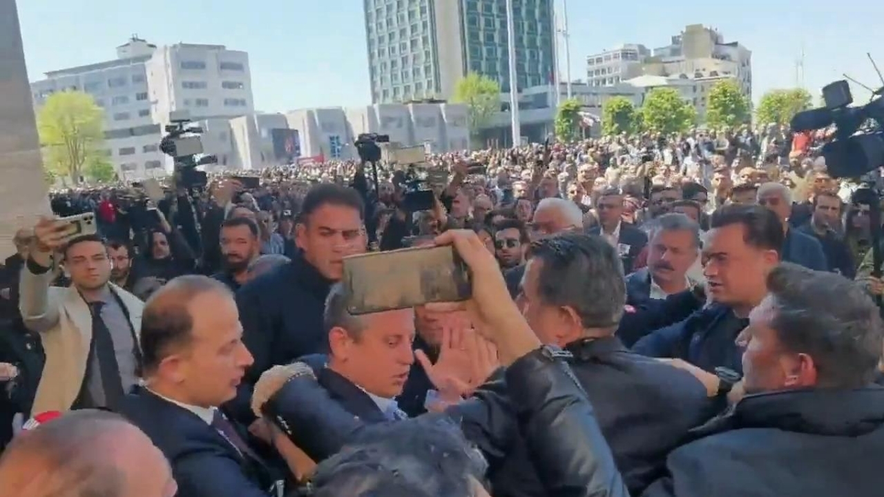 Foto - Özgür Özel’e saldıran kişiyle ilgili şok gerçek, az önce tüm Türkiye’ye duyuruldu! Meğer iki çocuğunu birden...