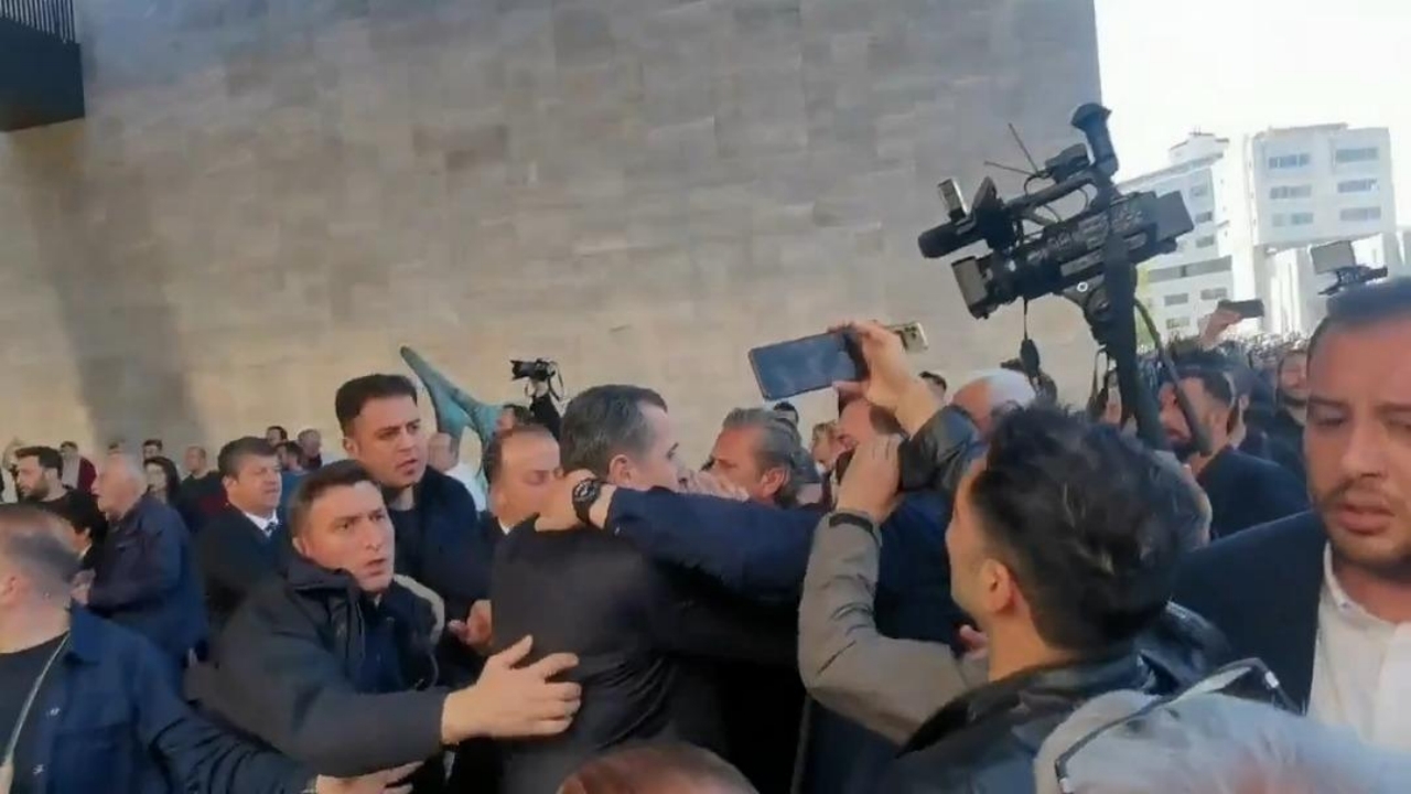 Foto - Özgür Özel’e saldıran kişiyle ilgili şok gerçek, az önce tüm Türkiye’ye duyuruldu! Meğer iki çocuğunu birden...