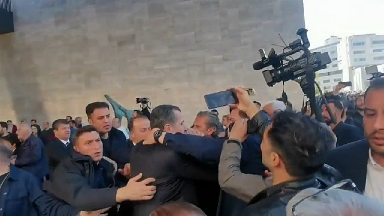 Foto - Özgür Özel’e saldırı sonrası ilk açıklama geldi! Saldırgan, yumruk atarken bakın ne diye bağırmış