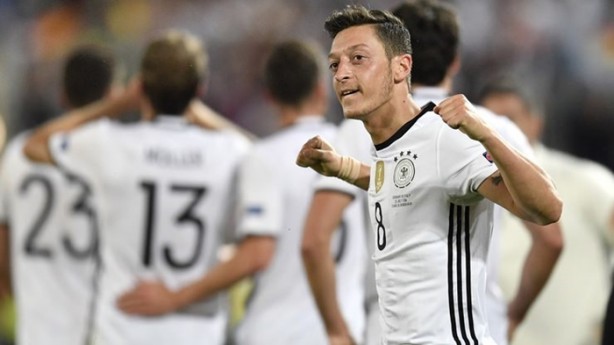 Foto - Özil, Almanya'yı karıştırdı!