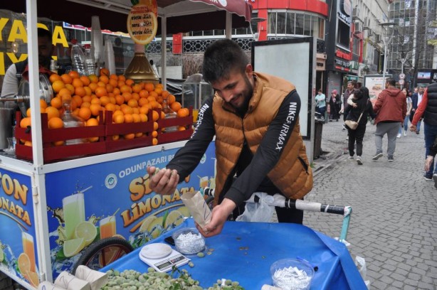 Foto - Paketi 20, kilosu 200 lira! 1 saat içinde tüm tezgahtakini satıyorlar! Gören paket paket alıyor