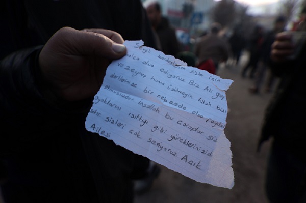 Foto - Paketin içinden öyle bir not çıktı ki… Depremzede şimdi o ailenin peşine düştü