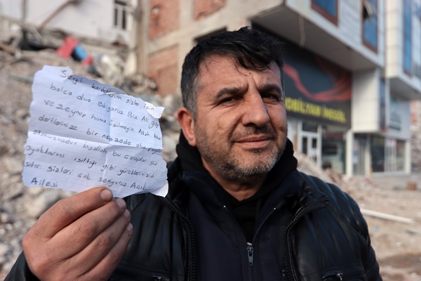 Paketin içinden öyle bir not çıktı ki… Depremzede şimdi o ailenin peşine düştü