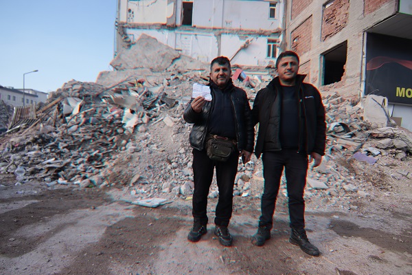 Foto - Paketin içinden öyle bir not çıktı ki… Depremzede şimdi o ailenin peşine düştü