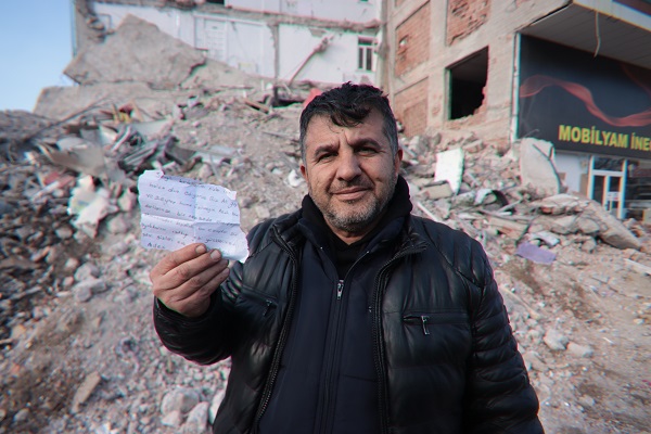 Foto - Paketin içinden öyle bir not çıktı ki… Depremzede şimdi o ailenin peşine düştü
