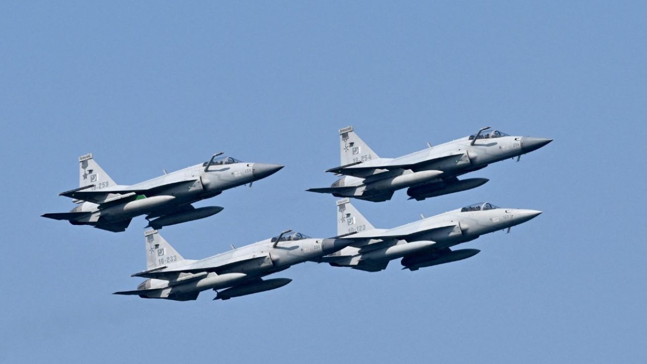 Foto - Pakistan savaşa dahil oldu! Savaş uçakları Yemen’i vurdu