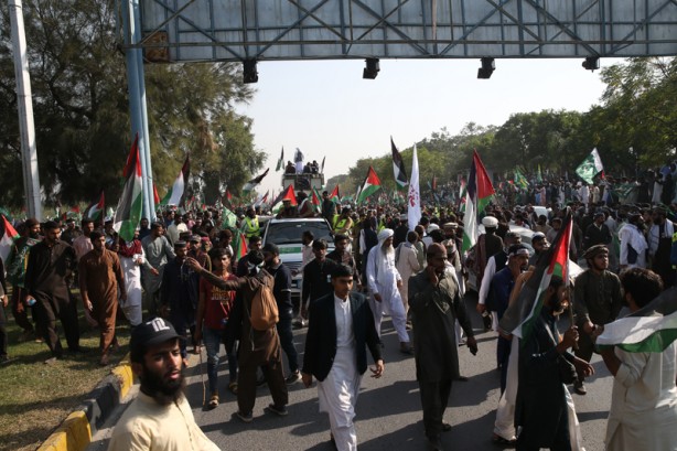 Foto - Pakistan ülkesinde toplanan on binlerce kişi Filistin'e destek için kırmızı bölge yolu girişine akın etti
