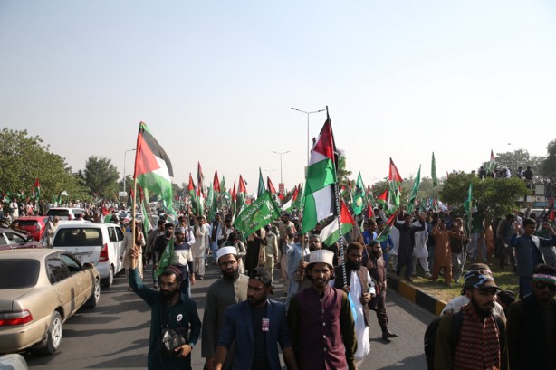 Foto - Pakistan ülkesinde toplanan on binlerce kişi Filistin'e destek için kırmızı bölge yolu girişine akın etti